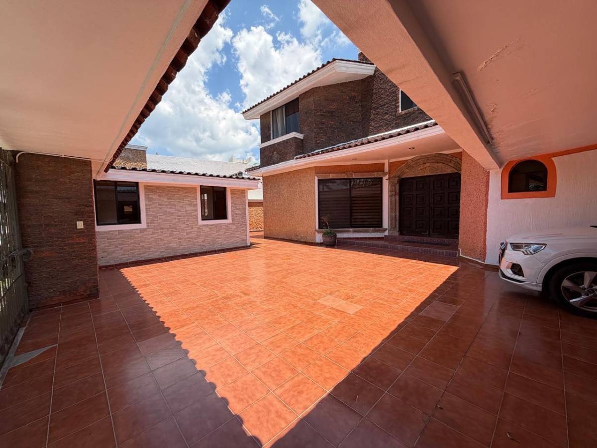 Patio de acceso y cochera