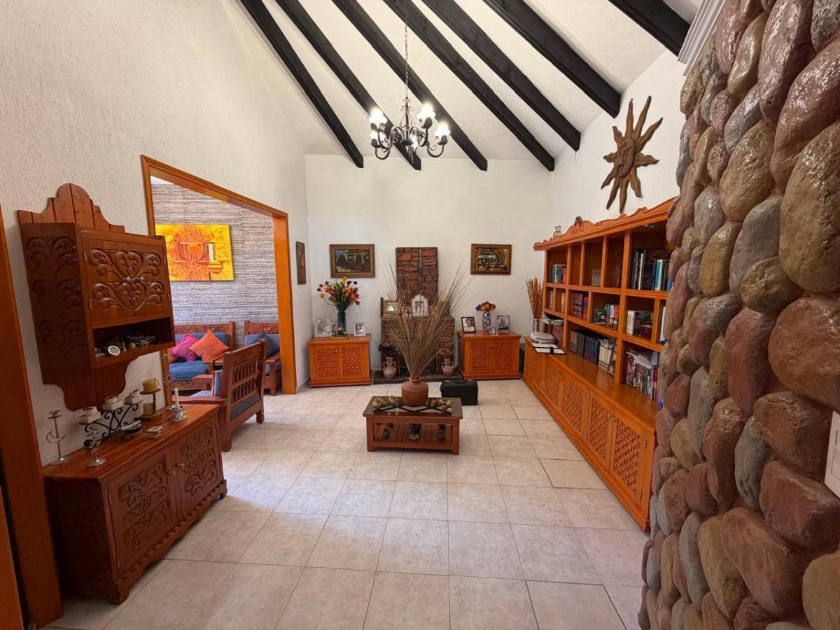 Sala con muro de piedra
