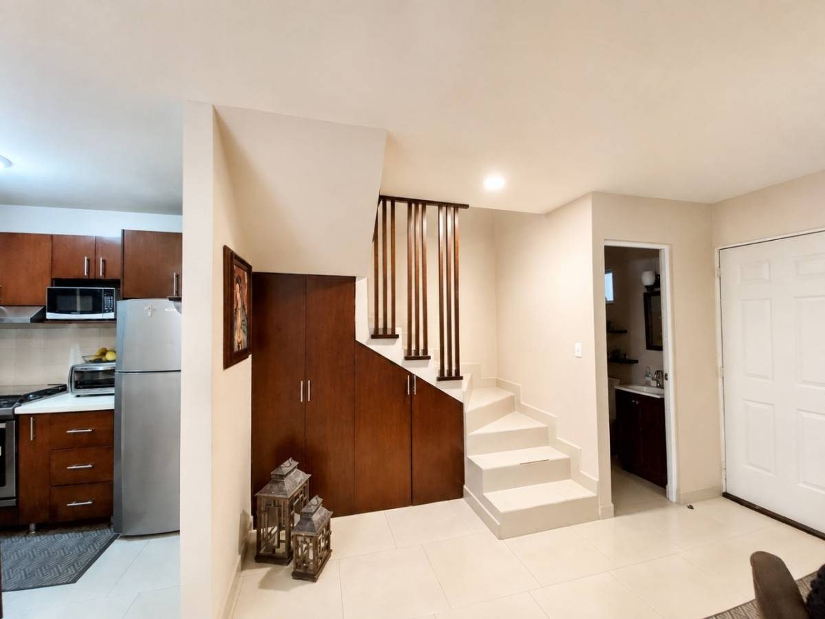 Cocina y escalera