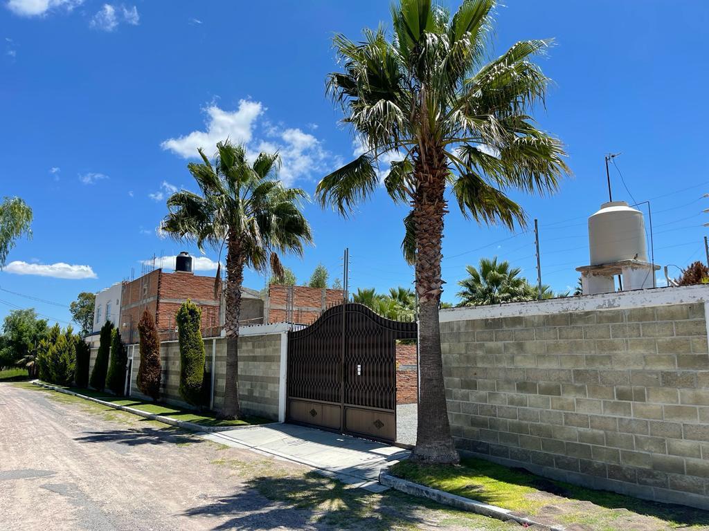 Jardín amplio con pérgola